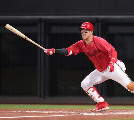 　５回、ファーストへの内野安打を放つ小園（撮影・中島達哉）