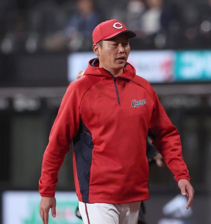 　８回、選手交代を告げ、ベンチに戻る新井監督（撮影・中島達哉）