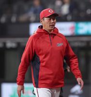 　８回、選手交代を告げ、ベンチに戻る新井監督（撮影・中島達哉）