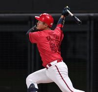 　７回、２打席連続本塁打を放つ田村（撮影・中島達哉）