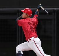 　７回、２打席連続本塁打を放つ田村（撮影・中島達哉）