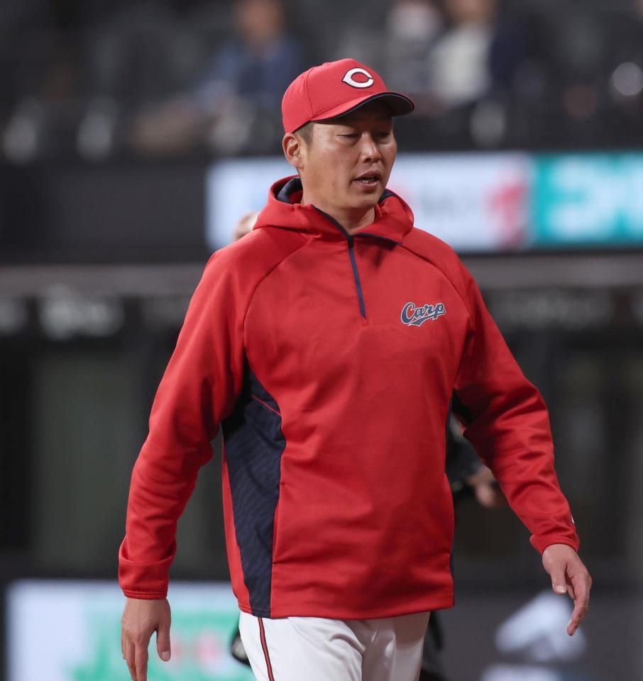 　８回、選手交代を告げ、ベンチに戻る新井監督（撮影・中島達哉）