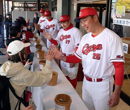 　能登半島地震に係る災害義援金を呼びかける（右から）新井監督、会沢、堂林、大瀬良（撮影・市尻達拡）