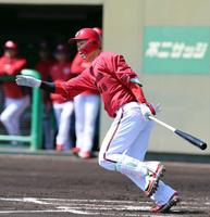 　１回、内野安打を放つ中村奨