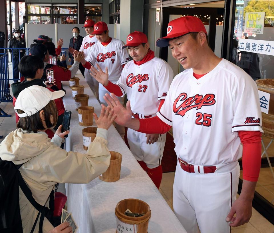 　能登半島地震に係る災害義援金を呼びかける（右から）新井監督、会沢、堂林、大瀬良（撮影・市尻達拡）