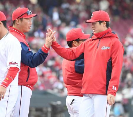 　試合が終わり新井監督は森下とタッチを交わす（撮影・市尻達拡）