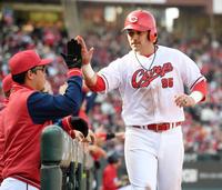 　５回、菊池の左前タイムリーで生還したシャイナーはナインとタッチを交わす（撮影・市尻達拡）