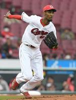 　３回、梶原の二ゴロにマウンドを駆け降りるアドゥワ（撮影・市尻達拡）