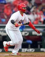 ６回、右犠飛を放った松山（撮影・市尻達拡）