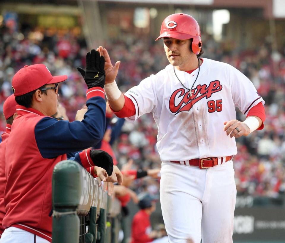 　５回、菊池の左前タイムリーで生還したシャイナーはナインとタッチを交わす（撮影・市尻達拡）