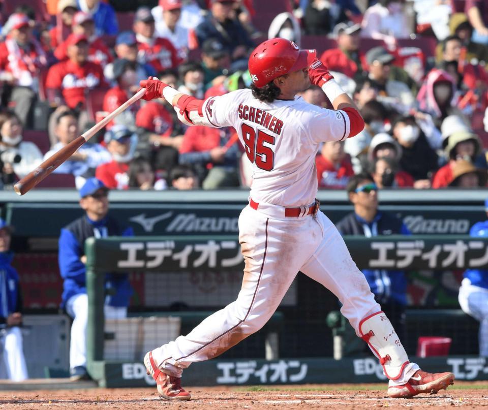 　５回、シャイナーは左翼への二塁打を放つ（撮影・市尻達拡）