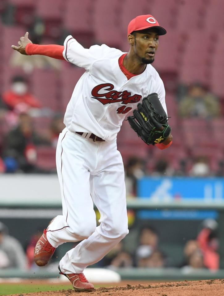 　３回、梶原の二ゴロにマウンドを駆け降りるアドゥワ（撮影・市尻達拡）