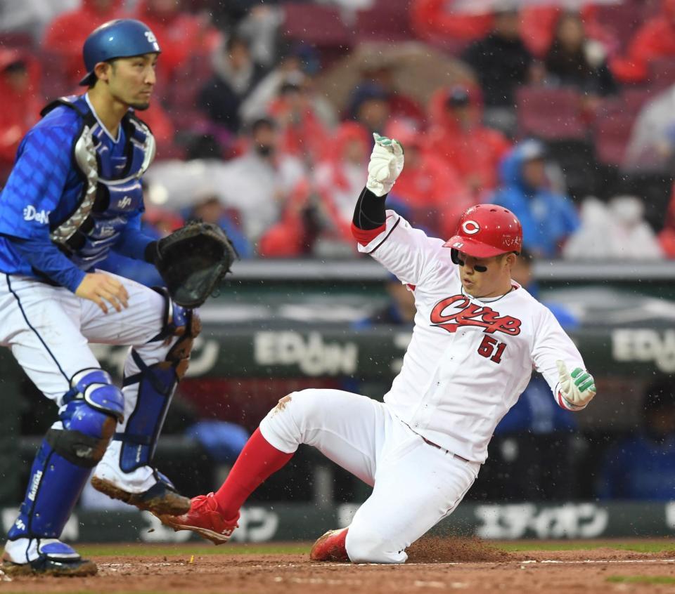 　６回、松山の右犠飛で本塁へ滑り込む小園（撮影・市尻達拡）