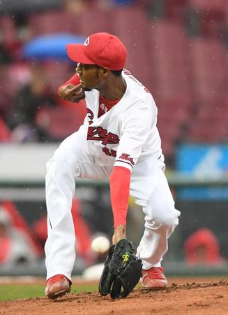 　４回、石上の打球にグラブを出すアドゥワ（撮影・市尻達拡）