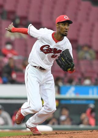 　３回、梶原の二ゴロにマウンドを駆け降りるアドゥワ（撮影・市尻達拡）