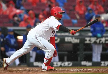 　６回、右犠飛を放った松山（撮影・市尻達拡）