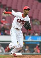 　３回、梶原の二ゴロにマウンドを駆け降りるアドゥワ（撮影・市尻達拡）