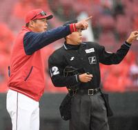 　選手交代を告げる新井監督（撮影・市尻達拡）