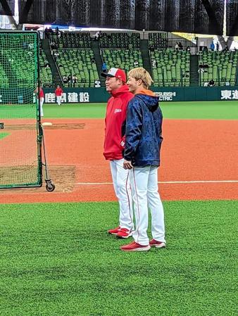 昨季まで広島に在籍のオイシックス新潟・薮田が広島の試合前練習中にグラウンドに登場　旧知の新井監督や選手と笑顔で交流
