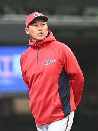 　悔しい逆転負けを喫した新井監督（撮影・園田高夫）