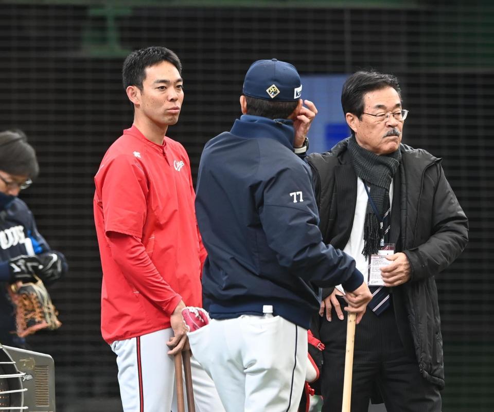 　試合前、松井監督と言葉をかわす秋山（左）＝撮影・園田高夫