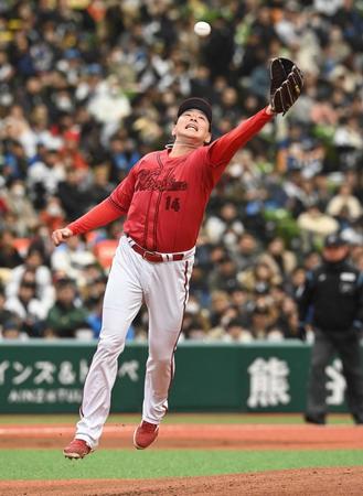 　１回、栗山の打球に飛びつく大瀬良（撮影・園田高夫）