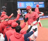 　７回、逆転２ランを放ちナインと笑顔でタッチをかわす田村