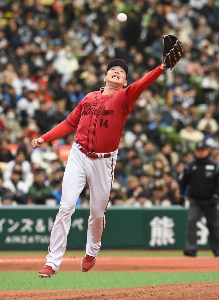 　１回、栗山の打球に飛びつく大瀬良（撮影・園田高夫）