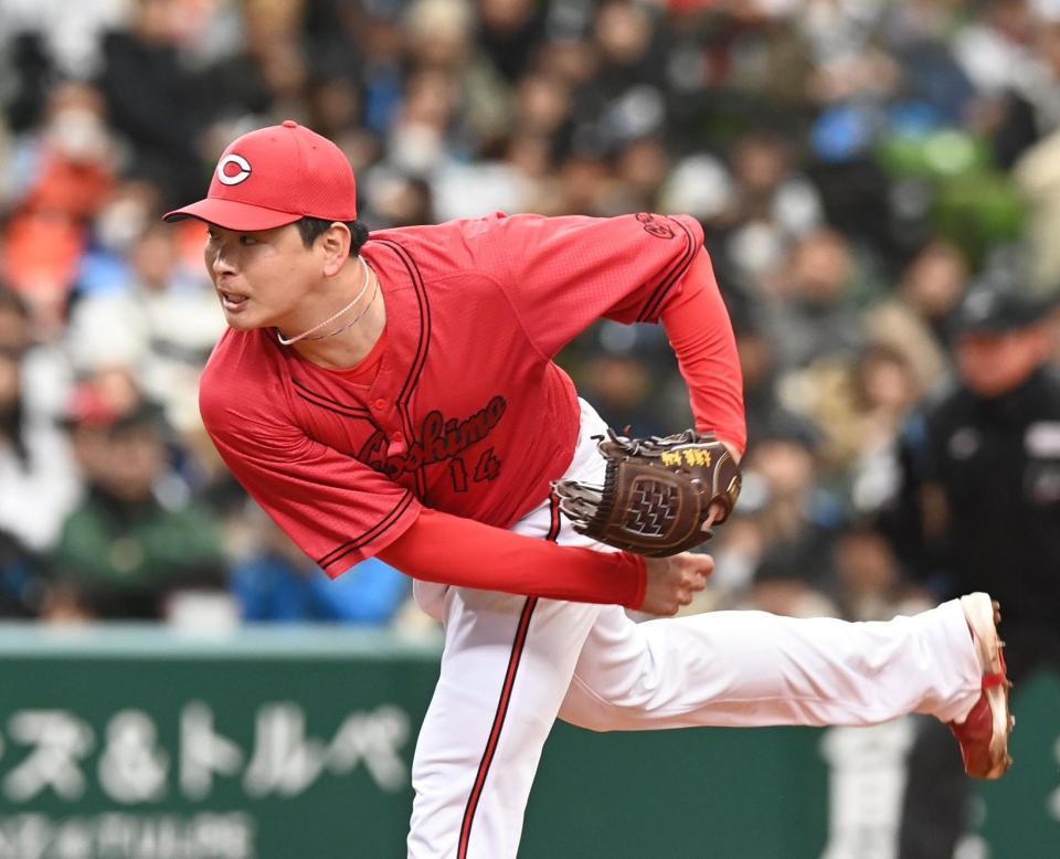 　力投する大瀬良（撮影・園田高夫）