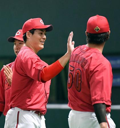 　好投し白い歯がこぼれる九里（撮影・市尻達拡）