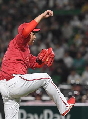 　躍動感あるフォームで投げ込む九里（撮影・市尻達拡）