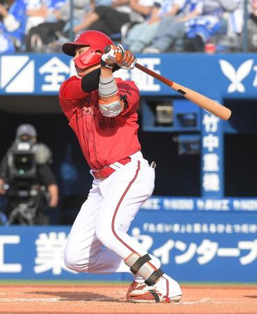 　６回、久保は中飛に終わる（撮影・佐藤厚）