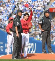 　１回、黒原（中央）は度会の頭部への死球で危険球退場となる（撮影・佐藤厚）