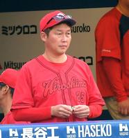 　開幕２連敗を喫した新井監督（撮影・佐藤厚）