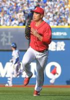 　６回、塹江は度会（左）に右線二塁打を打たれる（撮影・佐藤厚）