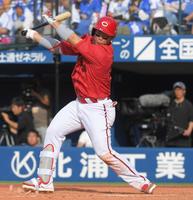 　５回、坂倉は空振り三振に倒れる（撮影・佐藤厚）