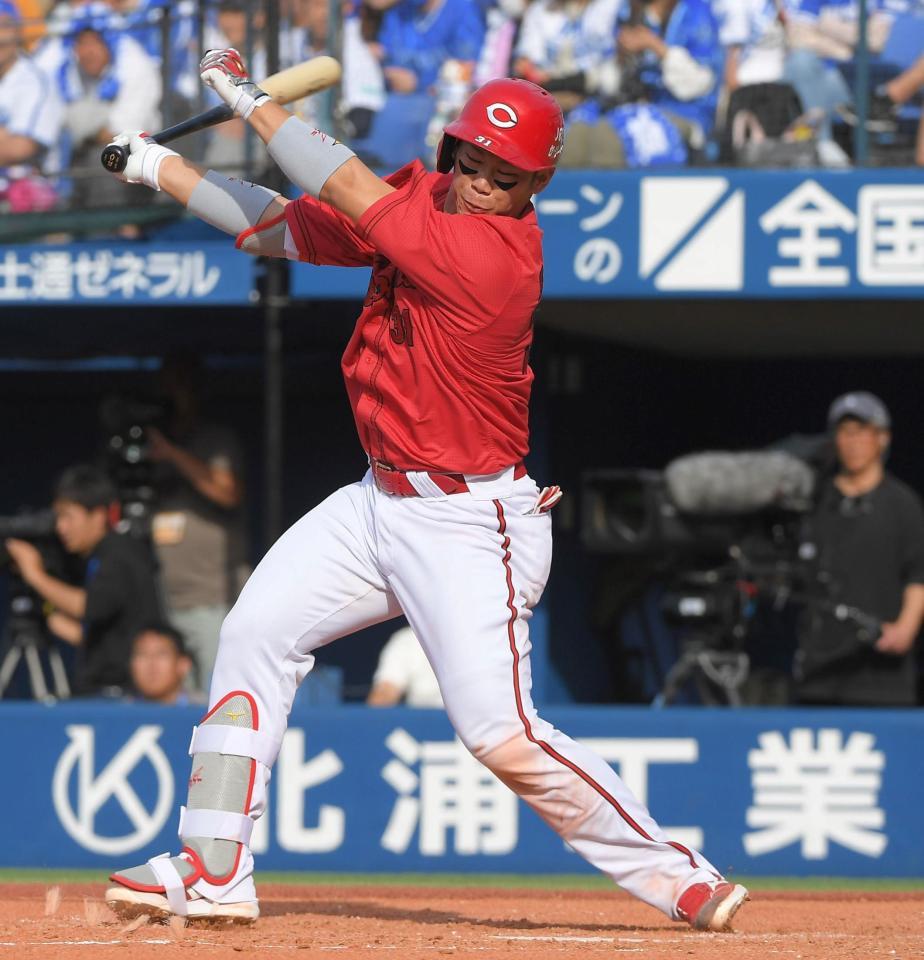 　５回、坂倉は空振り三振に倒れる（撮影・佐藤厚）