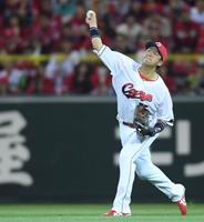 　３回、野間は好送球で北村拓を本塁でタッチアウトにする（撮影・市尻達拡）