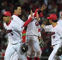 　９回を無失点で締めた栗林はタッチで勝利を祝う（撮影・市尻達拡）