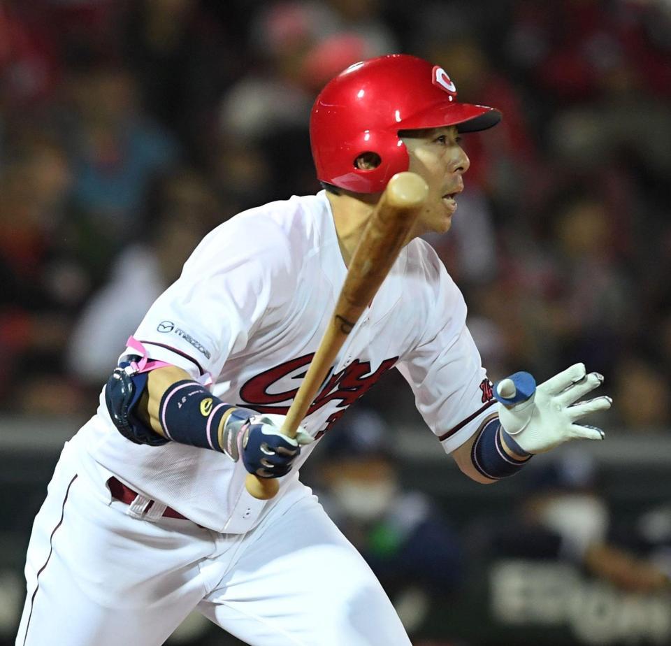 　８回、右越えタイムリー三塁打を放った野間（撮影・市尻達拡）