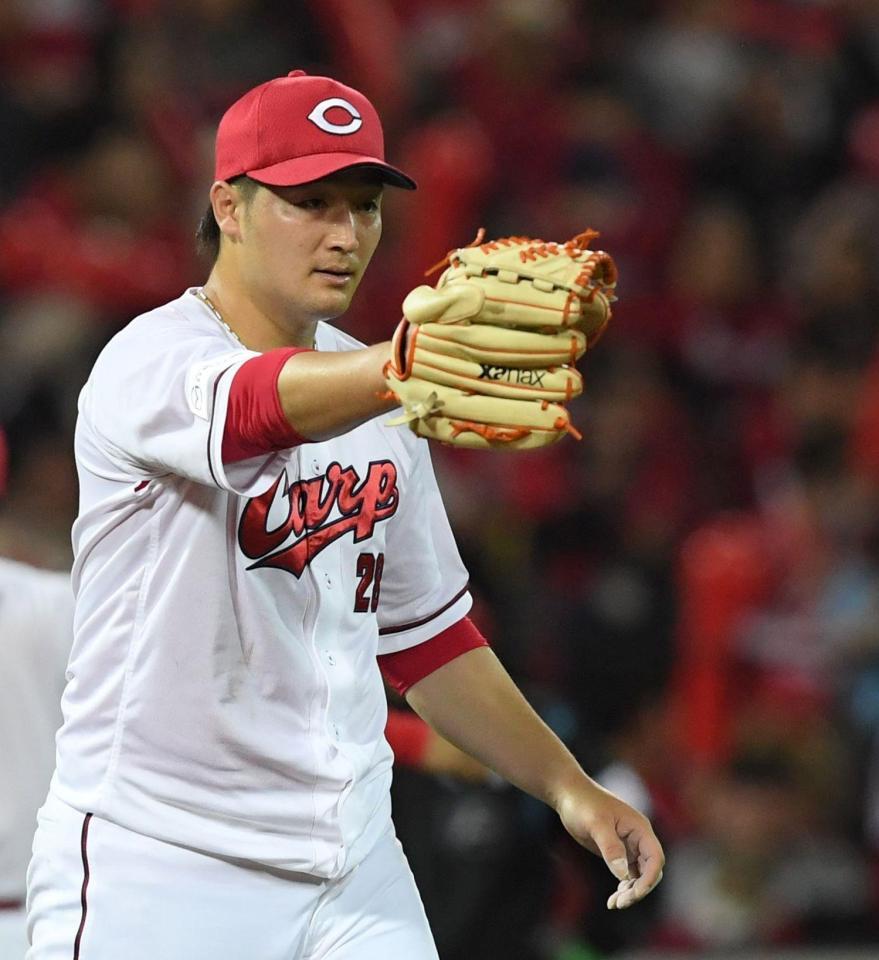 　７回、２アウトを奪い合図を送る床田（撮影・市尻達拡）