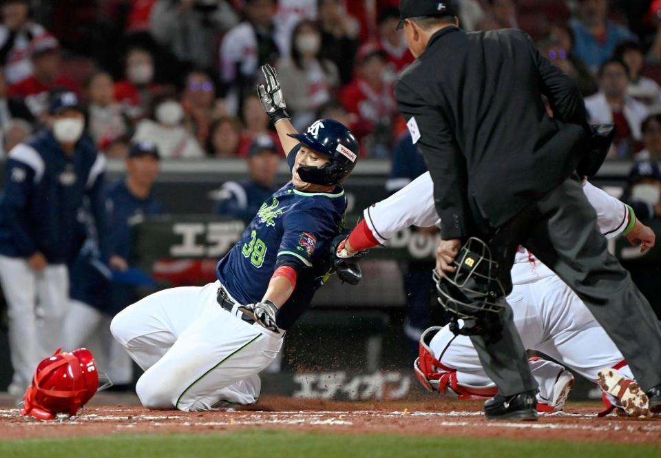 　３回、西川の中前打で二走・北村拓が本塁を突くがタッチアウト