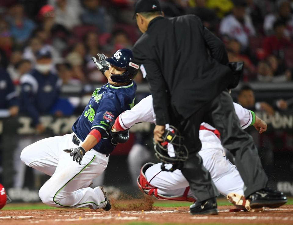 　３回、野間の返球で北村拓は本塁でタッチアウトになる（撮影・市尻達拡）