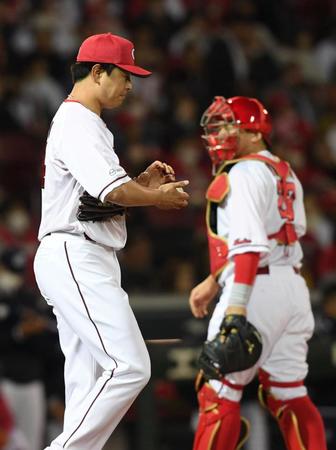 　６回、サンタナに左前タイムリーを許し、マウンドに戻る大瀬良（撮影・市尻達拡）