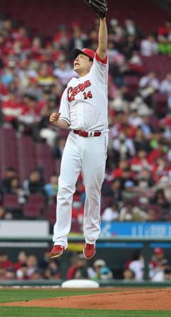 　１回、西川の打球に飛びつく大瀬良（撮影・市尻達拡）