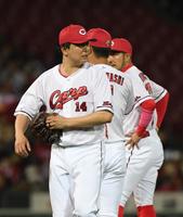 　交代を告げられマウンドを降りる大瀬良（撮影・市尻達拡）