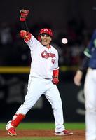 　８回、右中間へ２点タイムリー二塁打を放った松山は力強くガッツボーズする（撮影・市尻達拡）
