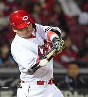 　７回、右越えタイムリー二塁打を放つ会沢（撮影・市尻達拡）