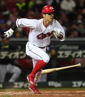 　８回、上本は右前タイムリーを放つ（撮影・市尻達拡）