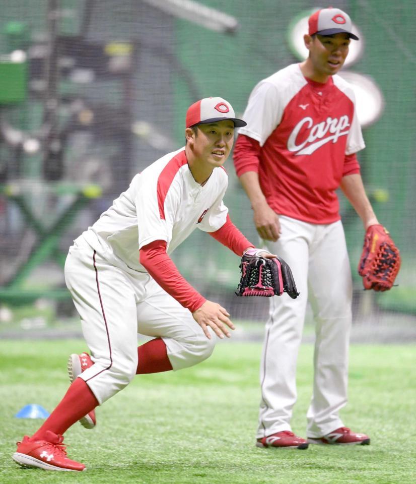 　ノックを受ける小園。右は秋山（撮影・市尻達拡）